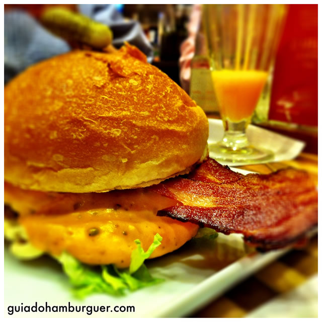 Soberano: hambúrguer de 150g, servido com cheddar picante, alface, maionese, bacon em tiras e molho barbecue, no pão sem gergelim - America