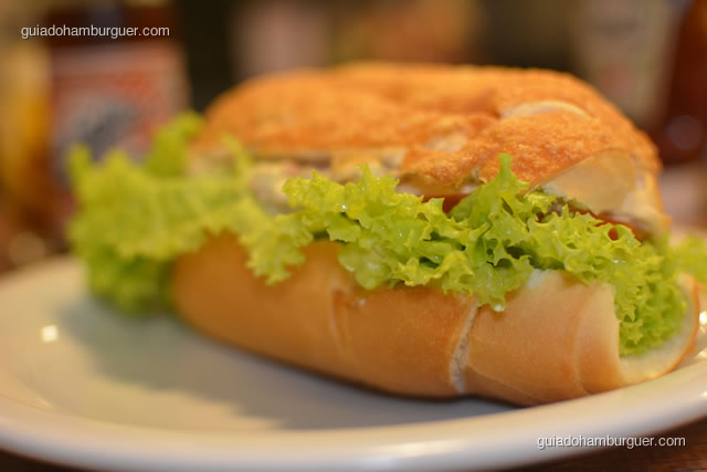 Sea: lanche preparado na baguete com atum, maionese, alface e tomate - I Love Burger