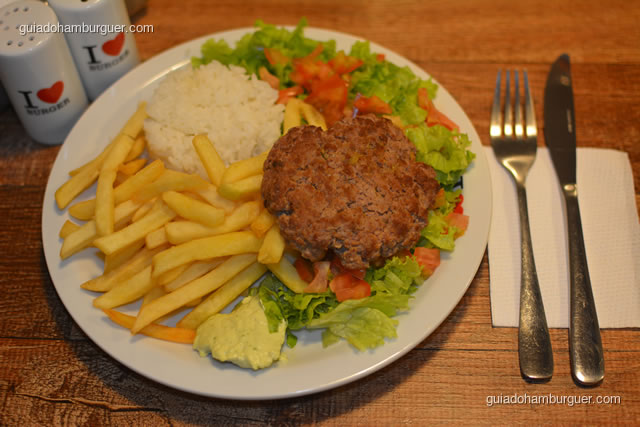 Prato executivo com hambúrguer, arroz, batata frita, salada e maionese - I Love Burger