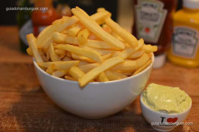 Porção de fritas acompanhada de maionese temperada - I Love Burger