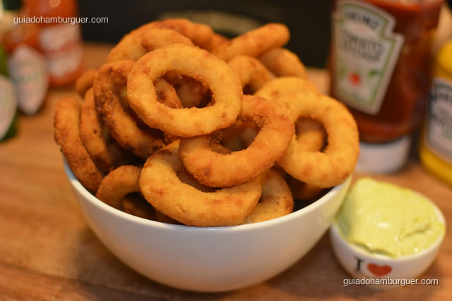 Porção de onion rings acompanhada de maionese temperada - I Love Burger