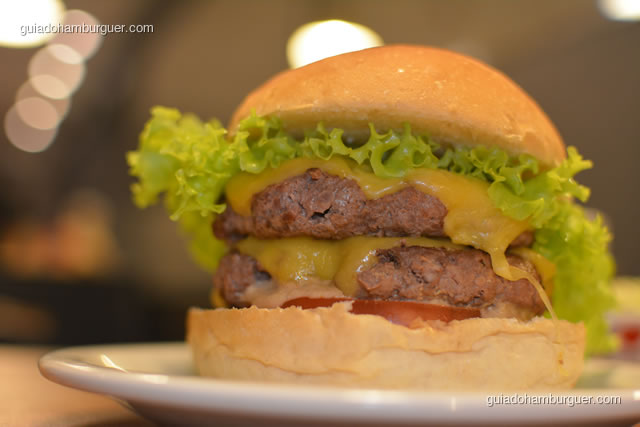 Monster com dois hambúrgueres, alface, tomate, queijo e molho Billy Jack (igual ao velho conhecido 