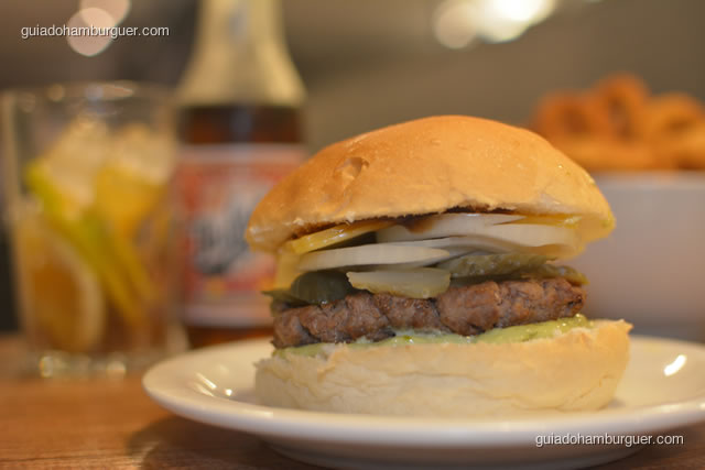 Texas Burger com hambúrguer, queijo, picles, cebola, maionese e molho barbecue - I Love Burger