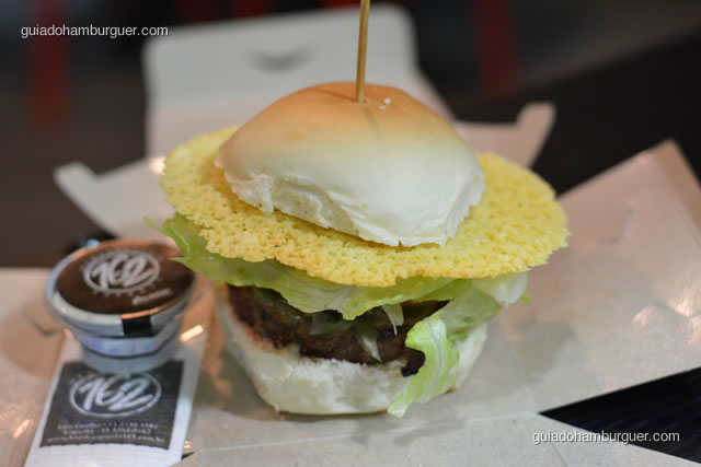 Hambúrguer 162 visto de cima com o disco de parmesão - Hamburgueria 162 Express