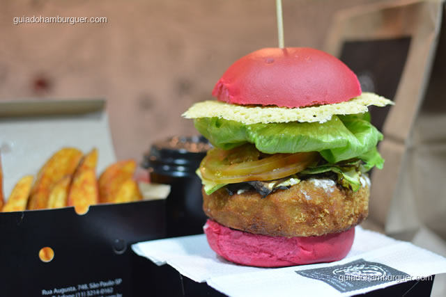 Hambúrguer Veggie: pão de hambúrguer de beterraba, hambúrguer artesanal de abóbora, coalhada seca temperada, legumes grelhados, disco crocante de parmesão e salada. - Hamburgueria 162 Express