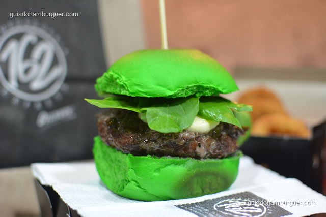 Hambúrguer Italianinho em seu pão verde - Hamburgueria 162 Express