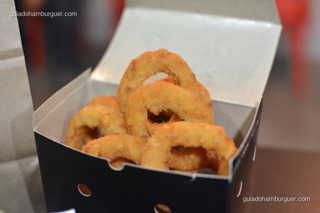 Porção de onion rings empanadas e na embalagem do delivery - Hamburgueria 162 Express