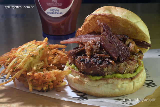 Triplo porco guacamole burguer acompanha latkes - hambúrguer de porco, costelinha desfiada, bacon artesanal crocante com pasta de abacate temperada - SP Burger Fest 3ª edição