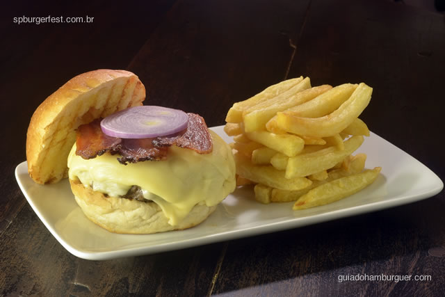 Vésper Burger - Hambúrguer preparado na hora de contrafilé picado na ponta de faca, enformado e grelhado com carinho, coberto com bacon, queijo, cebola e batata frita. - SP Burger Fest 3ª edição