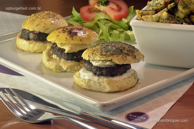 Falafel Burger - Burger a base de grão de bico acompanha molho tarator (pasta de gergelim), tomate, salsinha, pepinos em conserva e rabanate. Servido com salada tabule - SP Burger Fest 3ª edição