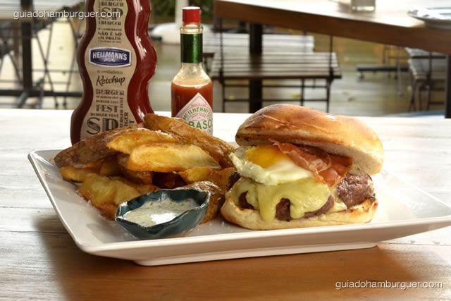 Smoke  burger - Saboroso hambúrguer de fraldinha, selado em óleo defumado de carvão, acompanhado de bacon crocante, maionese temperada, queijo mozarella e ovo frito com gema mole. Batatas fritas acompanham - SP Burger Fest 3ª edição