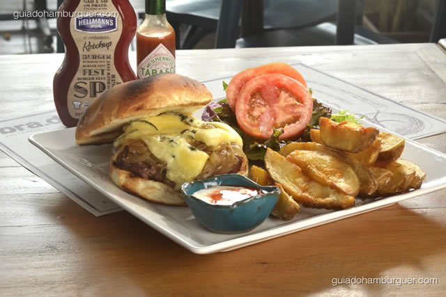 Hambúrguer Rocafort - 200gr de fraldinha em deliciosa combinação de queijo gorgonzola e cebola caramelizada acompanhado de batatas bravas - SP Burger Fest 3ª edição