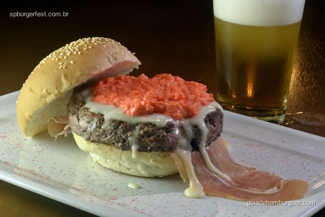 Burger Andalucia -  Burger de Ribeye Black Angus Reserva (200 gramas), Pão clássico de hambúrguer com gergelim, Presunto Pata Negra em forma de trouxinha envolvendo o hambúrguer, Queijo Serra da Estrela, Sour Cream de Açafrão Iraniano. R$ 94,00 - SP Burger Fest 3ª edição