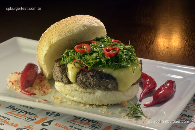 Burger Quintal Mineiro -  Hambúrguer de 180g de Costela Bovina Red Angus, Pão clássico de hambúrguer com gergelim, Queijo Meia Cura, Couve Manteiga Orgânica picada e refogada no alho e manteiga, com um leve toque de pimenta dedo de moça.  - SP Burger Fest 3ª edição