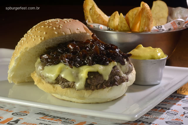 Burger Bonjour Provence -  Burger Bovino Blend Burger Lab , Pão Australiano, Queijo Raclette, Confit de Cebola Baby, Maionese de Mexerica com Manjericão.  - SP Burger Fest 3ª edição