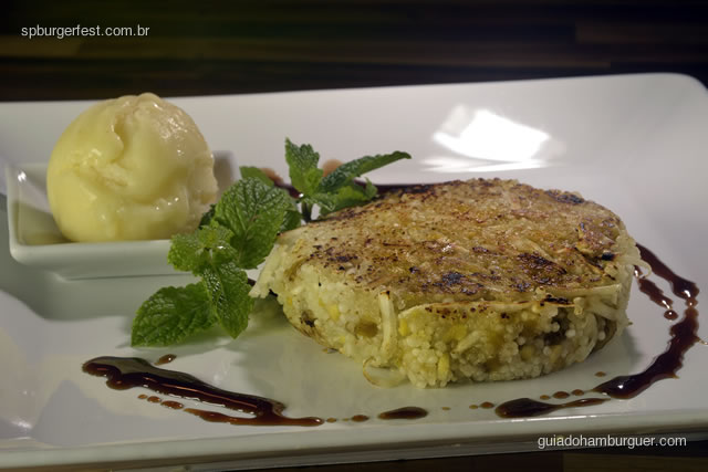 Hambúrguer de Banana com tapioca - servido no prato com a forma de hambúrguer acompanha sorvete de cachaça Busca Vida - SP Burger Fest 3ª edição