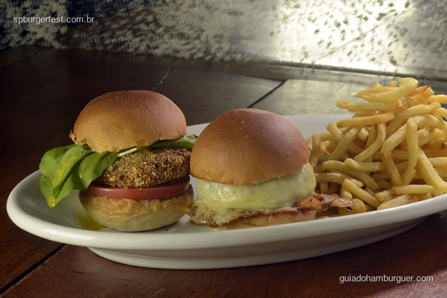 Duo de mini burgers - Milanesa Burguer com rúcula, tomate e molho mostarda e Cheese Burguer com queijo mussarela e maionese caseira. servidos com batatas fritas caseiras. - SP Burger Fest 3ª edição