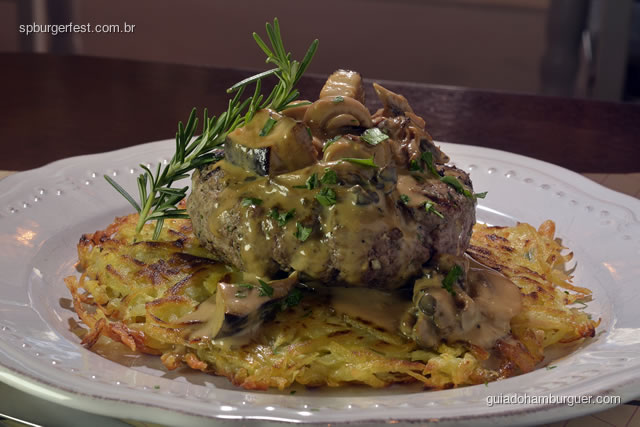 Hambúrguer com blend de 3 carnes sobre rosti de batata e molho de cogumelos. Acompanha saladinha da casa de entrada. - SP Burger Fest 3ª edição