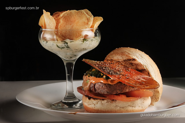 Doug Burger - suculento hambúrguer de 180g, elaborado com cortes especiais, coberto com placa de caramelo crocante defumado, perfumado com cebolinaha verde, servido em pão chapeado com a legitima manteiga de garrafa sobreposto sobre laminas de tomate Com crispy de cebola e delicioso molho de pimentas brasileiras. - SP Burger Fest 3ª edição