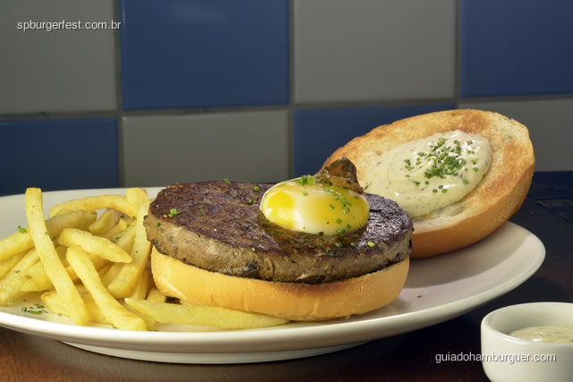 Hambúrguer trufado – hambúrguer de picanha de Angus, ovo perfeito, maionese trufada, pão de hamburguer e batatas fritas  - SP Burger Fest 3ª edição