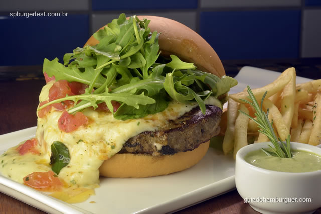 Hambúrguer Italiano – Hamburguer de picanha de angus, fondat de mussarela, tomate concassê, maionese de manjericão e batatas fritas  - SP Burger Fest 3ª edição