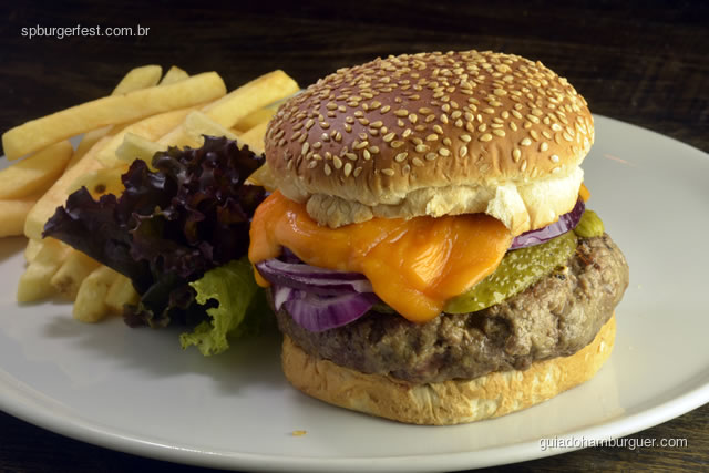 Forneria Picanha - hambúrguer de picanha com queijo cheddar, fatias de cebola roxa e picles no pão de leite com gergelim  - SP Burger Fest 3ª edição