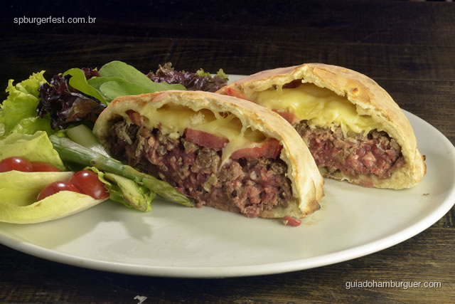 Forneria Agnelo - hambúrguer de cordeiro com queijo ementhal e rodelas de tomate na massa de pizza - SP Burger Fest 3ª edição
