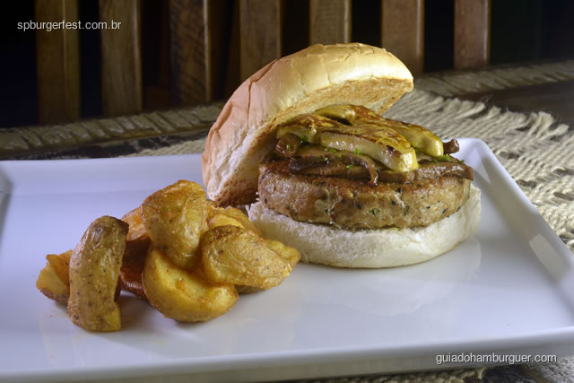 Hambúrguer de Atum com Foie Gras  - hambúrguer de atum, shitake, foie gras, redução de vinho tinto e balsâmico, acompanha fritas - SP Burger Fest 3ª edição