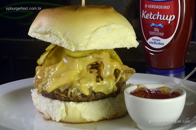Fumaça Freestyle - pão tradicional de hambúrguer, hambúrguer bovino defumado, cebola crisp, queijo emmenthal, acompanha geleia de pimenta. Picles opcional. - SP Burger Fest 3ª edição