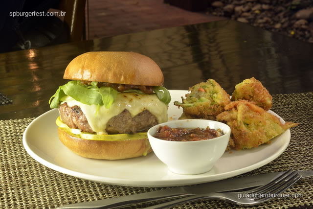 Polpeta Burger - Hambúrguer de carne bovina e linguiça suína, picles de abobrinha, maionese de manjericão, purê de tomate, Rúcula, Pão integral e queijo mussarela acompanhado de mini fritada de legumes.  - SP Burger Fest 3ª edição