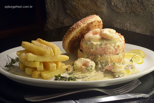 Hambúrguer De Saumon - Salmão picado na ponta da faca servido sobre o pão de Hambúrguer com molho cremoso de champignon e camarão acompanhado de batatas fritas.  - SP Burger Fest 3ª edição
