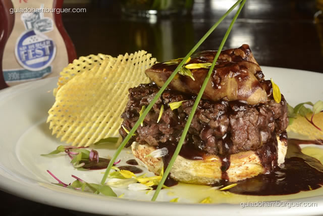 Hambúrguer Rossini -  filé mignon picado na faca servido sobre o pão Brioche com foie gras grelhado, molho de vinho tinto, azeite trufado e Batata gaufrette.  - SP Burger Fest 3ª edição