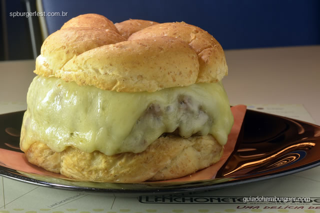Bombom Black - Suculento hambúrguer de 220g de carne intensamente marmoreada e tenra da linha Swift Black, coberto com um saboroso queijo mussarela e servido no nosso novo e macio pão Rock&Roll.  - SP Burger Fest 3ª edição