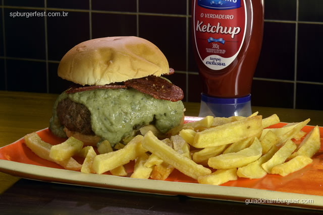 Kobe -  hambúrguer 200g de carne de Kobe grelhada no broiller com creme de blue cheese e crocante de salame hamburguês, acompanha fritas ou salada  - SP Burger Fest 3ª edição