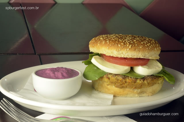 Bibi - hambúrguer vegetarian de soja, molho de beterraba, Mussarela de bufala, rucula, tomate, no pão  de hambúrguer com gergelim  - SP Burger Fest 3ª edição
