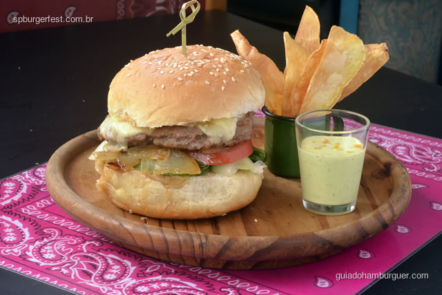 Hamburger de fraldinha 180g (temperado com molho de ostra, cebolinha e alho) com queijo meia-cura, bok shoy e tomate.  - SP Burger Fest 3ª edição