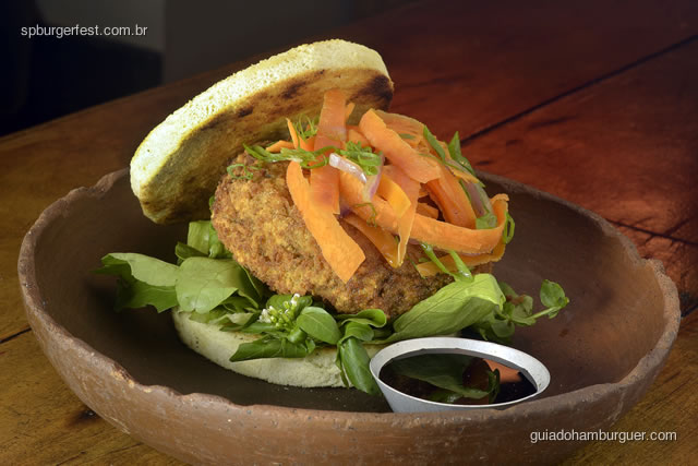 Hambúrguer vegetariano de cogumelo Porto Belo crocante, recheado de queijo e legumes na manteiga e shoyu.  - SP Burger Fest 3ª edição