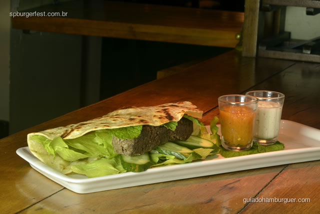 Hambúrguer de kafta com coalhada seca e chutney de damasco. - SP Burger Fest 3ª edição
