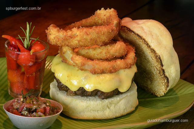 Hambúrguer de Linguiça, queijo e aneis de cebola crisp.  - SP Burger Fest 3ª edição