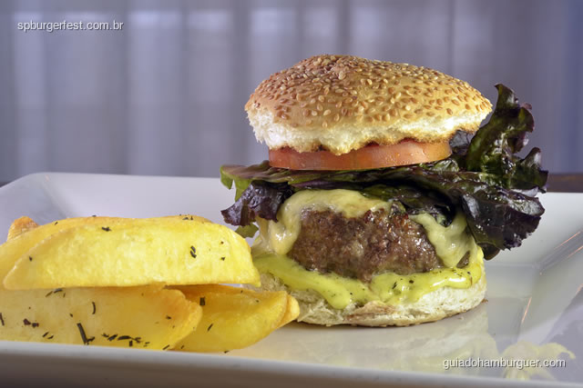 Miya Burger - hambúrguer de 180g com maionese de kimchi, bacon, alface, acompanhado de batata doce frita, com molho de wasabi. - SP Burger Fest 3ª edição