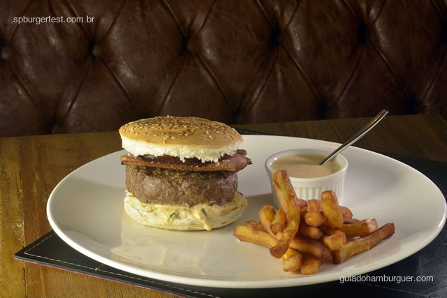 Miya Burger  - hambúrguer de 180g com maionese de kimchi, bacon, alface, acompanhado de batata doce frita, com molho de wasabi. - SP Burger Fest 3ª edição