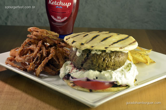 Kobe Burger - Burger de Kobe com tzatziki (iogurte com pepino), cebola roxa, tomate no pão pita. - SP Burger Fest 3ª edição