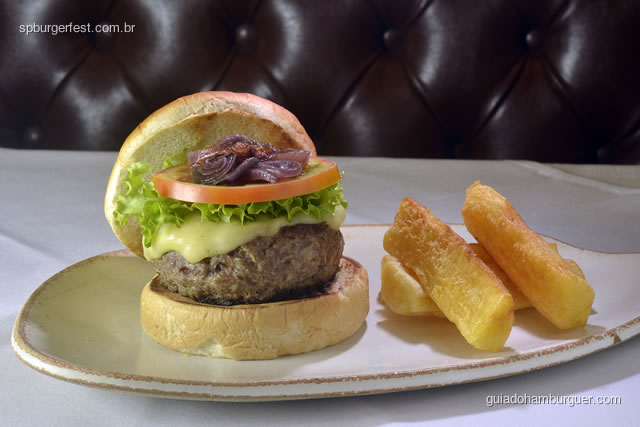 Hambúrguer de Carne de Sol - Hambúrguer de carne de sol, com queijo manteiga, cebola roxa, mix de folhas, maionese de coentro ou maionese natural acompanha mandioca frita. - SP Burger Fest 3ª edição