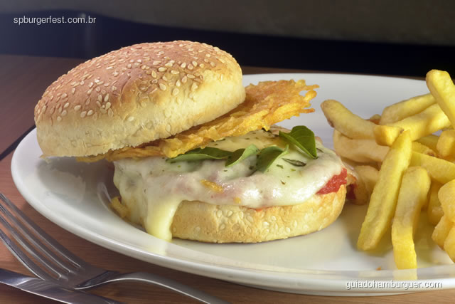 Cheeseburger Parmegiana - Hambúrguer grelhado com com queijo muçarela de búfala derretida, molho de tomate italaiano com orégano e tela de batatinha palha no pão com gergelim. - SP Burger Fest 3ª edição