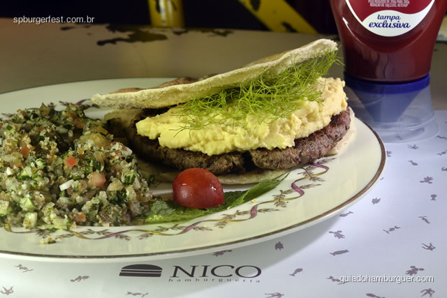 Ali Babá – Hambúrguer de paleta bovina e picanha temperados com cebola ralada, pimento síria, hortelã, canela em pó e salsinha, hommus e berinjela, no pão sírio  - SP Burger Fest 3ª edição