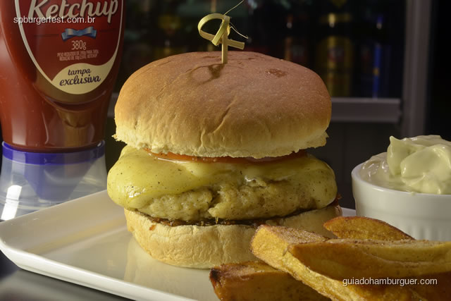Hambúrguer de Carne de jacaré - Carne de jacaré com queijo prato, cebola caramelizada e pimenta de bode. - SP Burger Fest 3ª edição