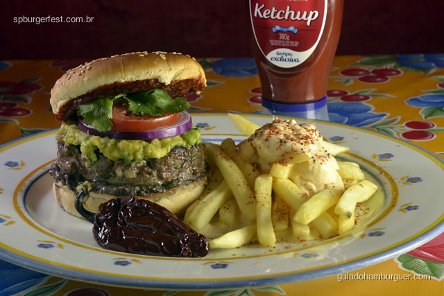 Hambúrguer Chipotle - Hambúrguer de patinho e fraldinha com frijoles refritos, avocado, chile chipotle e salsita fresca no pão ao estilo mexicano; acompanham fritas temperadas com chile e servidas com creme azedo com chipotle.  - SP Burger Fest 3ª edição
