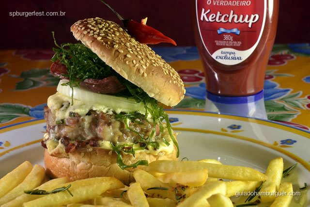 Hambúrguer Mineirinho - Hambúrguer de costela de porco, com cebola, queijo meia cura, paio, bacon e couve fininha frita; acompanham fritas com alho.  - SP Burger Fest 3ª edição