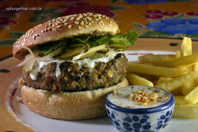 Hambúrguer Mineirinho - Hambúrguer de costela de porco, com cebola, queijo meia cura, paio, bacon e couve fininha frita; acompanham fritas com alho.  - SP Burger Fest 3ª edição