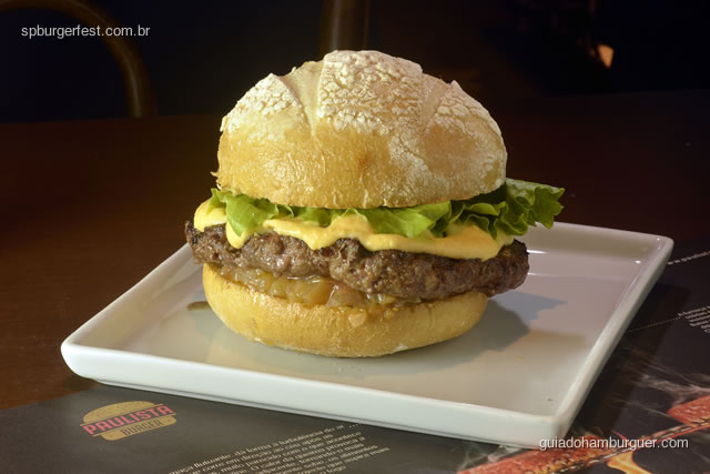 Churrascada - Hambúrguer de costela bovina (220g) grelhado na churrasqueira, couli de molho campanha, creme de queijo, alface americana no pão de hambúrguer tipo italiano.  - SP Burger Fest 3ª edição